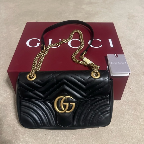 Gucci Small Marmont - Black Quilted Shoulder Bag with Gold Chain - Picture 1 of 2